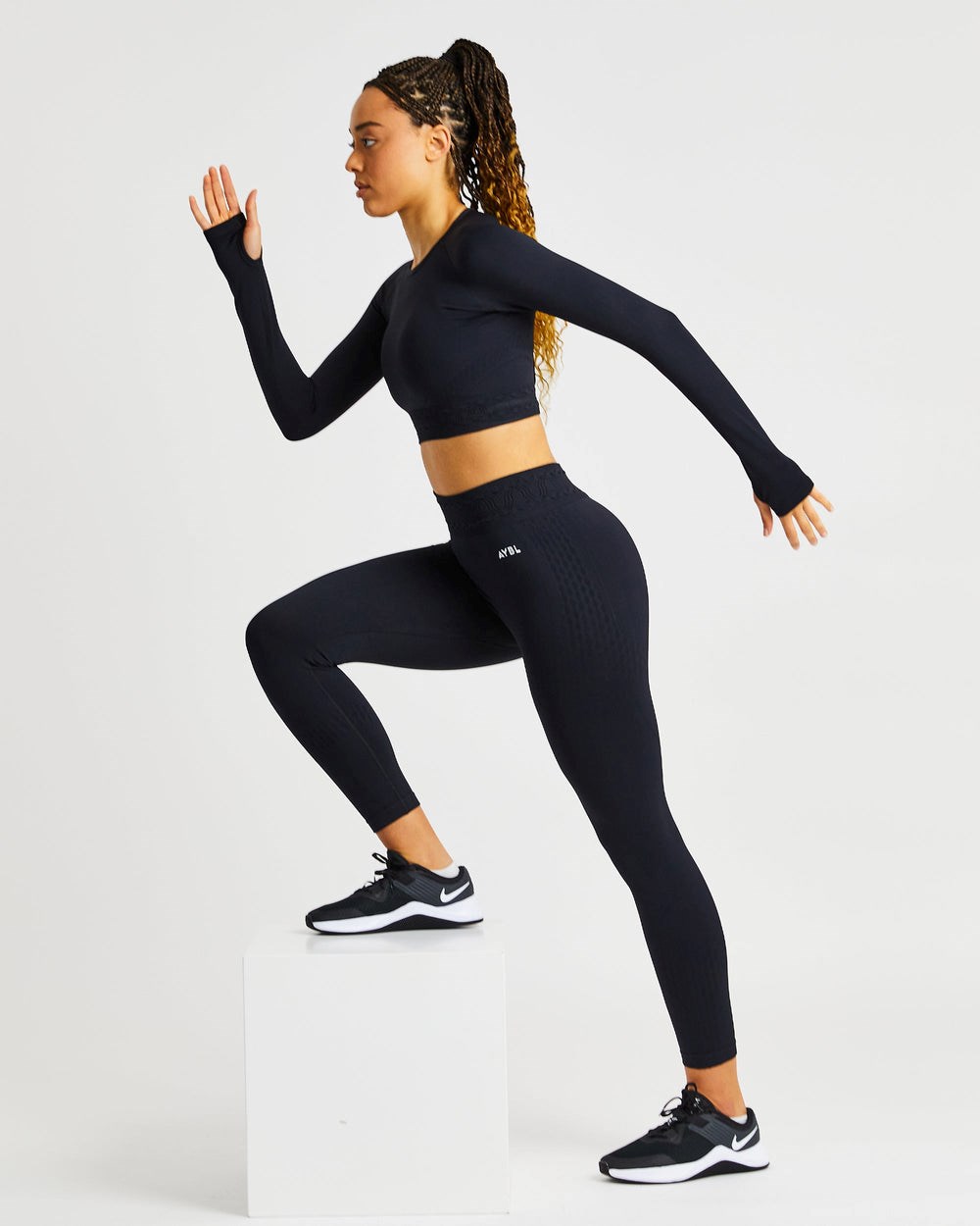 AYBL Elevate Seamless Long Sleeve Crop Top Svarta | 9835-JWPVF