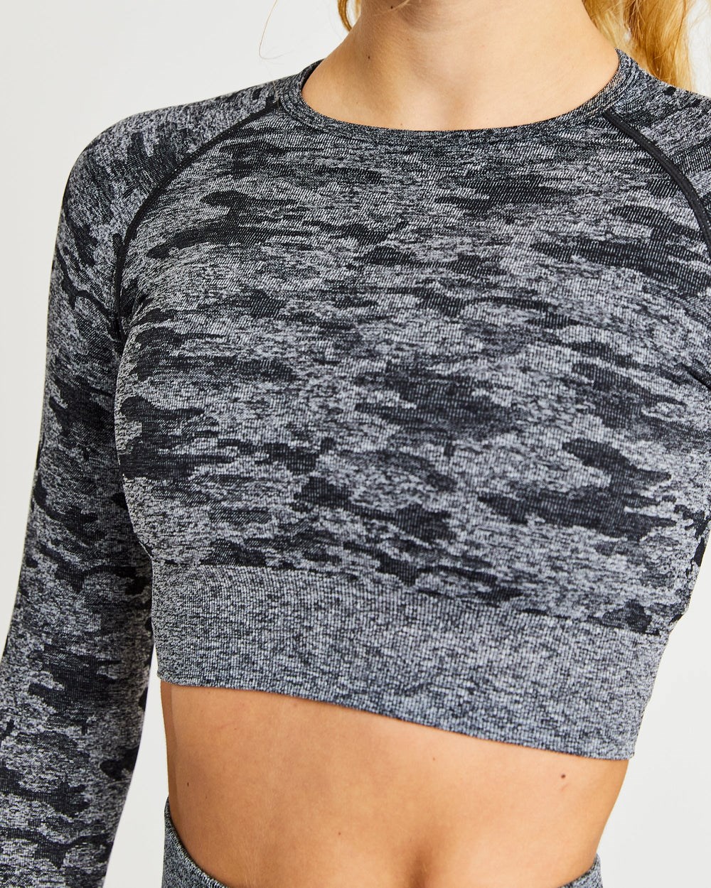 AYBL Evolve Camo Seamless Long Sleeve Crop Top Svarta | 2579-KDCQO