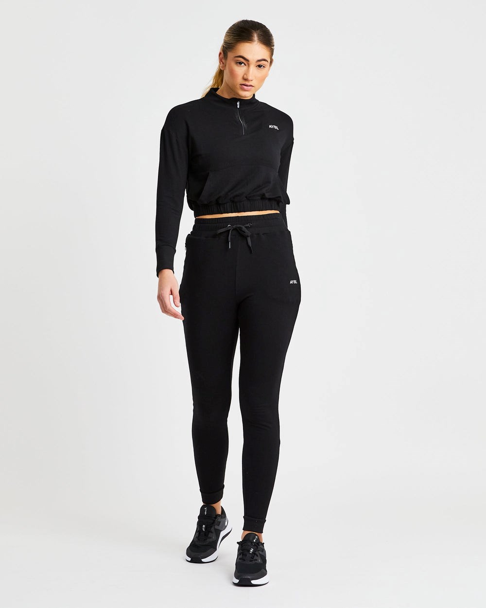 AYBL Studio Joggers Svarta | 4260-MDKTO