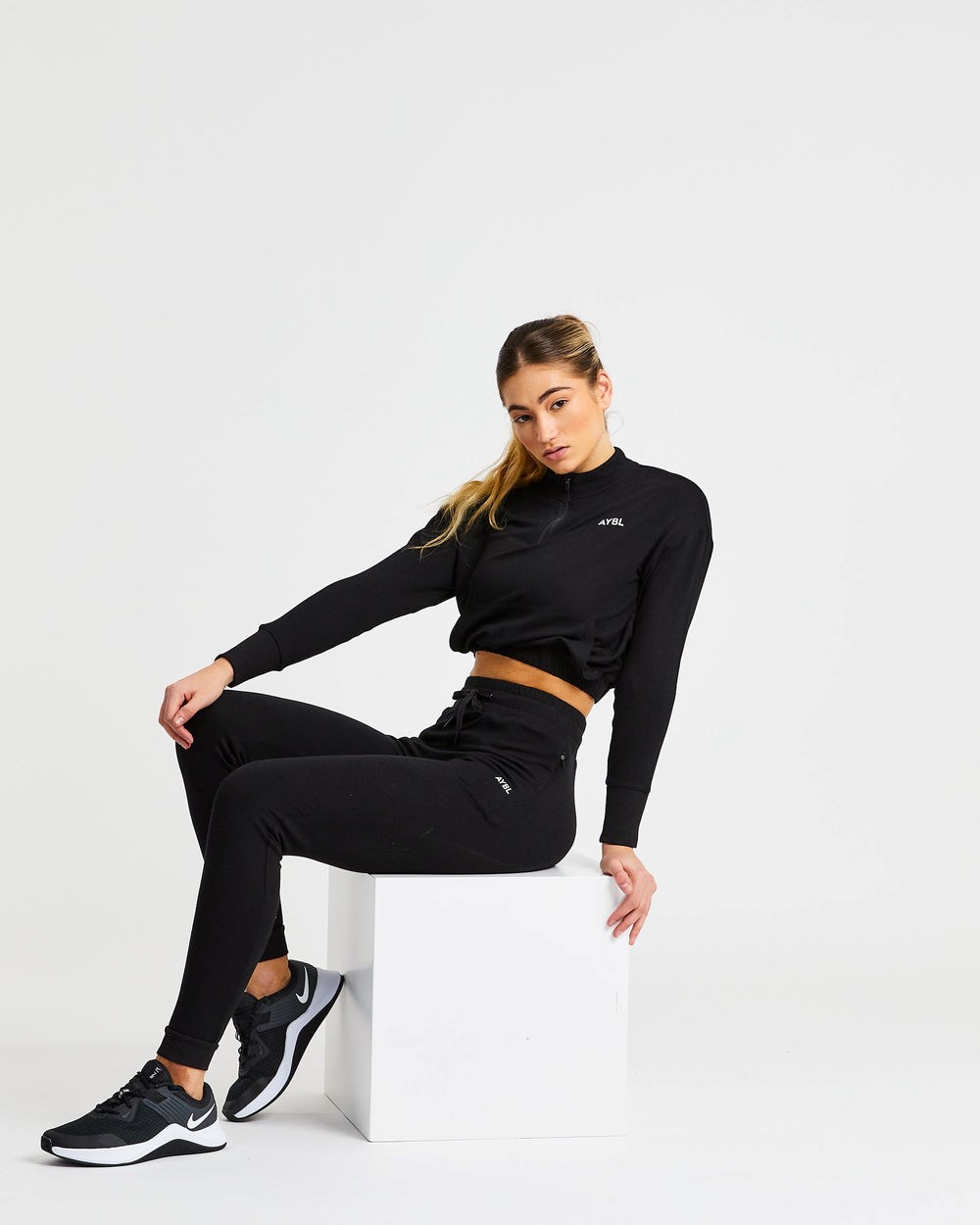 AYBL Studio Joggers Svarta | 4260-MDKTO